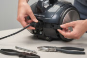 apprenez étape par étape comment remplacer facilement le câble d'alimentation de votre aspirateur rowenta x-treme power pour un fonctionnement optimal.