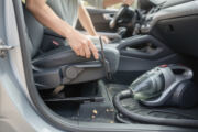 découvrez des conseils pratiques pour bien utiliser un aspirateur et nettoyer efficacement l'intérieur de votre voiture, en éliminant poussière et saletés.
