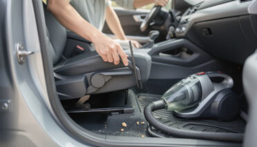 découvrez des conseils pratiques pour bien utiliser un aspirateur et nettoyer efficacement l'intérieur de votre voiture, en éliminant poussière et saletés.